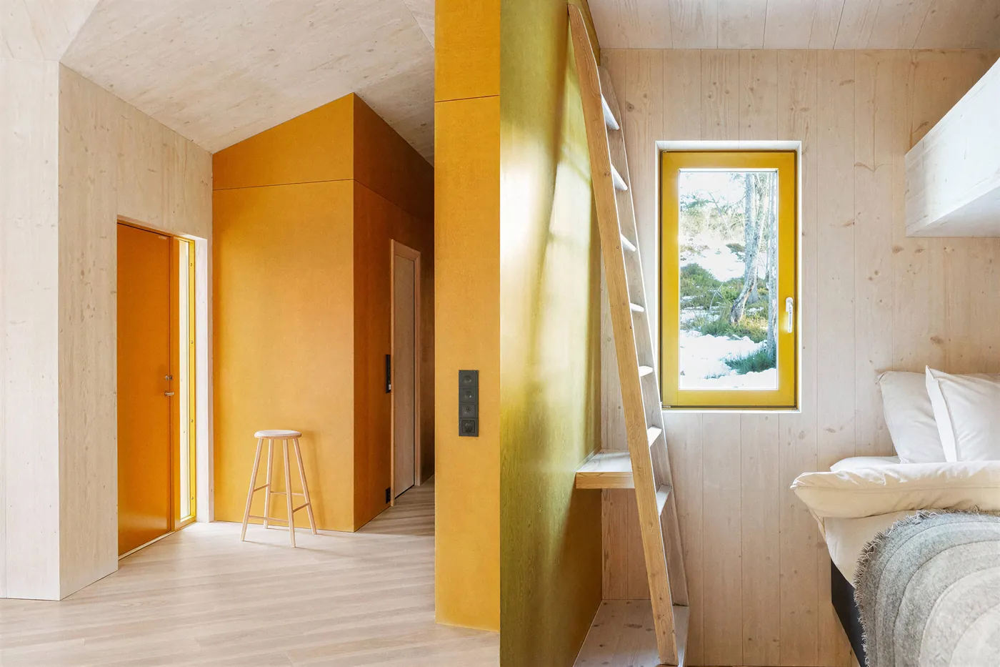 Interior em Valchromat colorido na massa, com painéis amarelos e naturais